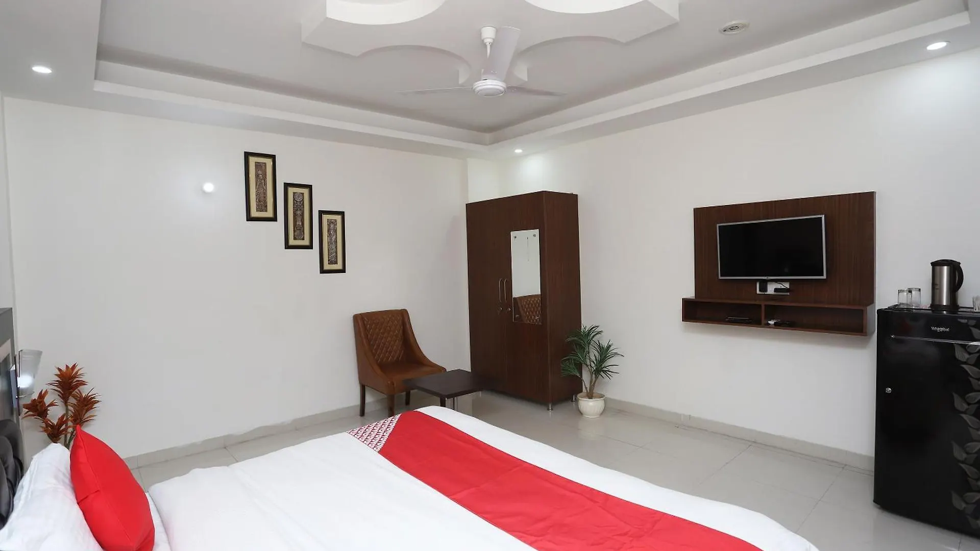 Hotel Super Capital O Levanti Near Aravali Biodiversity Park Gurgaon